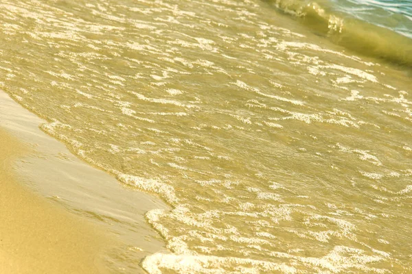 大海沙滩上的小海浪 海滩上阳光灿烂的一天 — 图库照片