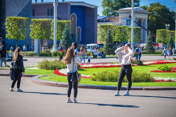 Μόσχα Ρωσία Αυγούστου 2019 Νεαρές Ελκυστικές Γυναίκες Φωτογραφίζονται Φόντο Παρτέρια — Φωτογραφία Αρχείου