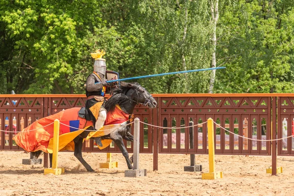 Moscou Rússia Junho 2019 Cavaleiro Armadura Medieval Cavalo Com Uma — Fotografia de Stock