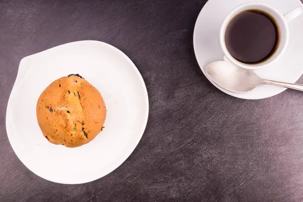 Frischer Muffin Mit Beeren Und Einer Tasse Kaffee Draufsicht — Stockfoto