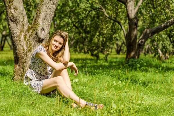 Genç Tatlı Bir Kadın Oturur Bahçedeki Ağacın Altında Dinlenir — Stok fotoğraf