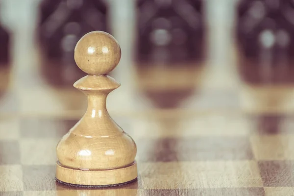 Simple Old Chess Pieces Chess Pieces Close Chessboard — Stock Photo, Image