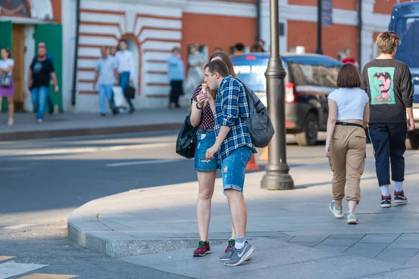 Rusia Moscú Agosto 2019 Joven Come Helado Las Manos Novia — Foto de Stock