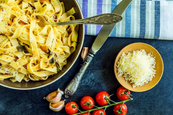 Tradiční Italské Vegetariánské Těstoviny Fettuccine Rajčaty Parmezánem Rustikální Talíř — Stock fotografie