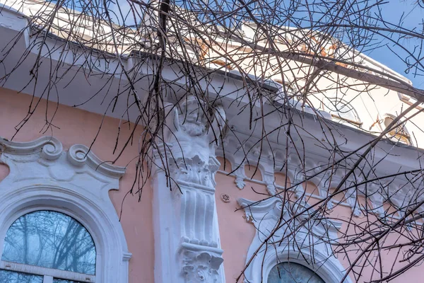 2019年3月14日 俄罗斯萨拉托夫 一座19世纪建筑的立面 有一桶人支撑屋顶 复古式建筑立面 俄罗斯省级建筑 — 图库照片