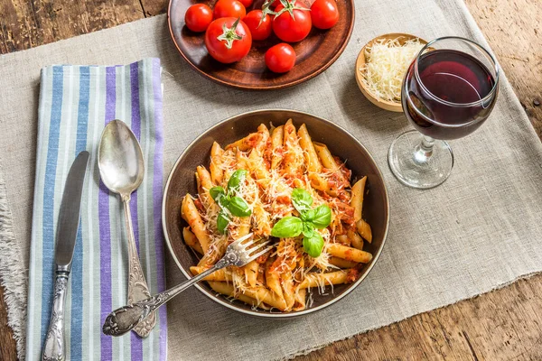Těstoviny All Arrabbiata Tradiční Italské Jídlo Parmezánem Červeným Vínem Rustikálním — Stock fotografie