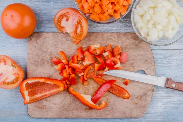 Pimienta Roja Cortada Cubitos Una Tabla Madera Verduras Para Una —  Fotos de Stock