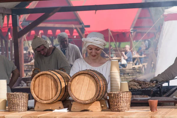 Rosja Moskwa Kolomenskoye Park Maja 2018 Sprzedawczyni Liczniku Ulic Średniowiecznym — Zdjęcie stockowe