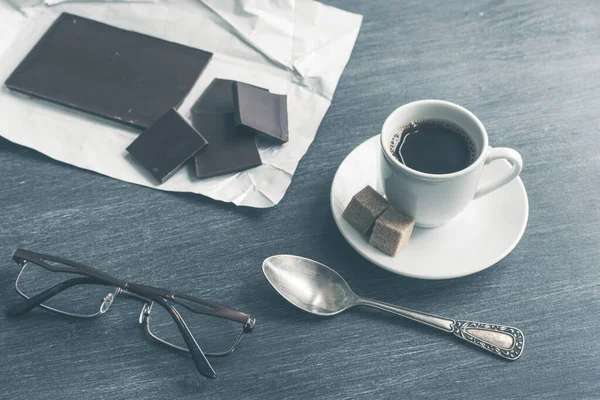 Eine Tasse Kaffee Schokolade Und Gläser Auf Dem Tisch — Stockfoto