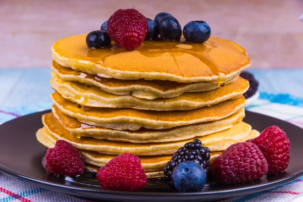 Deliciosos Panqueques Con Miel Arándanos Frambuesas Moras Sobre Fondo Rústico — Foto de Stock