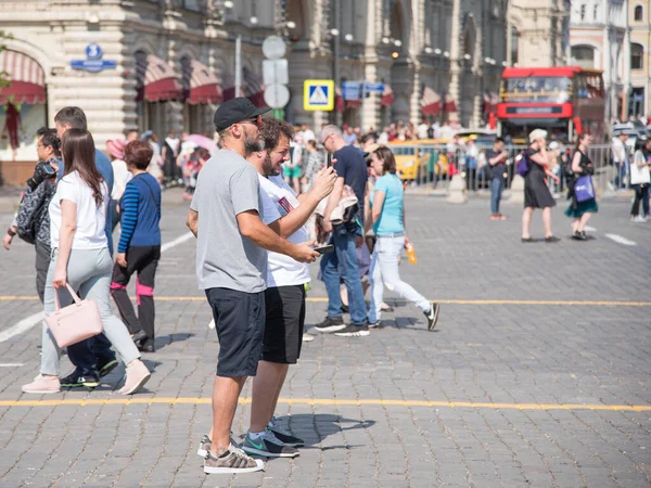 Moscow Russia May 2018 Adult Male Tourists Red Square Moscow — Stock Photo, Image