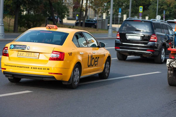 Moscou Rússia Setembro 2019 Táxi Com Logotipo Uber Passeia Longo — Fotografia de Stock