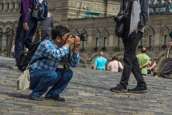 Rússia Moscou Praça Vermelha Julho 2017 Fotógrafo Turístico Chinês Tira — Fotografia de Stock