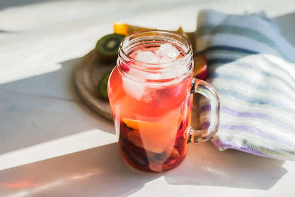 Frutta Rossa Limonata Fatta Casa Con Ghiaccio Barattolo Mattino Sole — Foto Stock