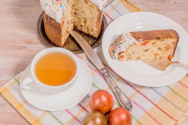 Osterfrühstück Tee Kuchen Und Bunte Eier Auf Rustikalem Holzgrund Mit — Stockfoto