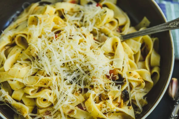 Geleneksel Talyan Vejetaryen Makarnası Domatesli Fettuccine Parmesan Peyniri Rustik Tabak — Stok fotoğraf