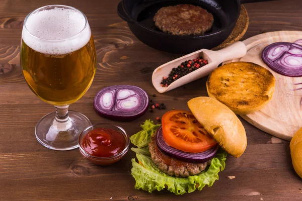 Ingrédients Pour Hamburger Maison Verre Bière Sur Une Table Bois — Photo