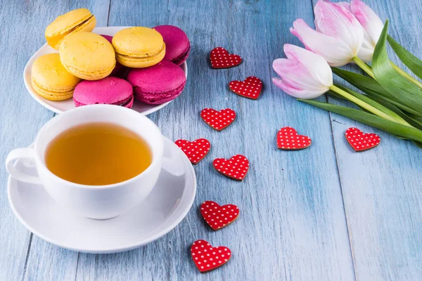 Tasse Tee Und Ein Strauß Tulpen Macaronkuchen Blick Von Oben — Stockfoto