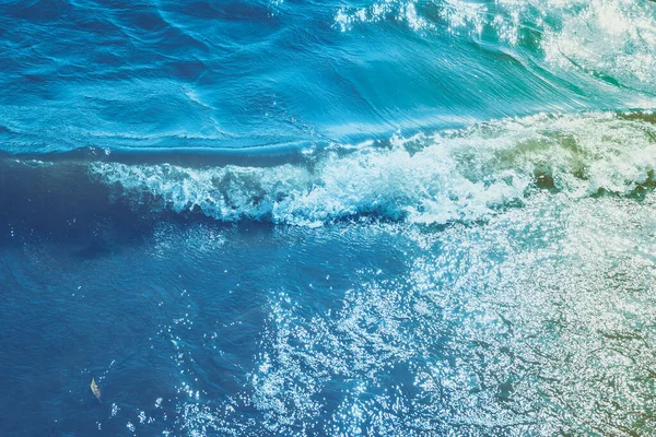 Маленькие Волны Берегу Моря Солнечный День — стоковое фото