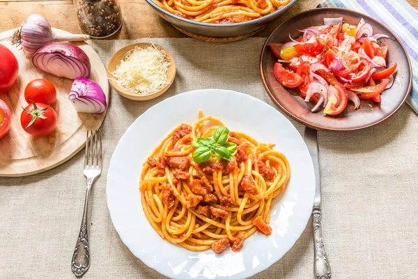 Almuerzo Tradicional Italiano Pasta Ammatricana Ensalada —  Fotos de Stock