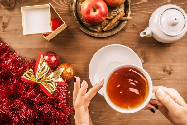 Las Manos Una Niña Con Una Taza Sobre Fondo Una — Foto de Stock