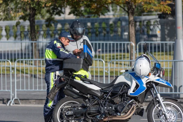 Moskwa Rosja Lipca 2019 Policjant Rozmawiający Motocyklistą Który Naruszył Zasady — Zdjęcie stockowe