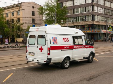 Moskova, Rusya 7 Mayıs 2020 - Moskova 'daki koronavirüs salgını sırasında ambulans cadde boyunca ilerliyor