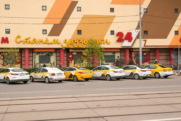 Moscou Rússia Maio 2020 Táxis Estacionados Perto Loja Departamentos Durante — Fotografia de Stock