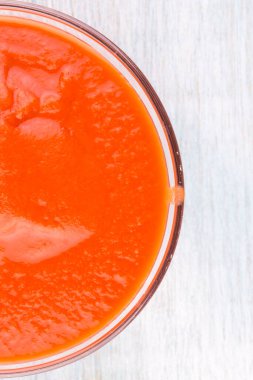 Bir kaseye domates yapıştırıcı yakın çekim, üst görünüm