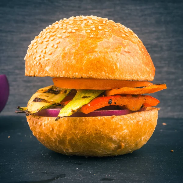 Homemade Delicious Vegetarian Burger Bun Sesame Seeds Baked Vegetables Red — Stock Photo, Image
