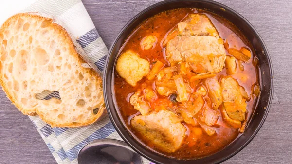 Schweinefleisch Mit Gemüseeintopf Einer Schwarzen Schüssel Auf Dem Tisch Großaufnahme — Stockfoto