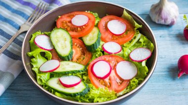 Taze salatalıklı, turplu, domatesli ve marullu basit bir salata. Ev yapımı yaz salatası.