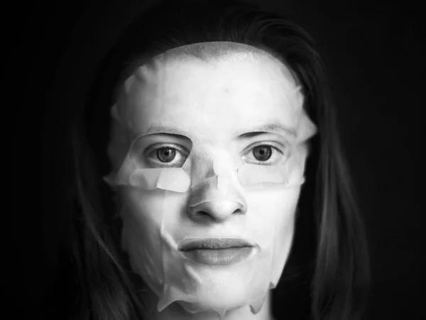 Potret Seorang Wanita Muda Berambut Coklat Dengan Masker Jaringan Yang — Stok Foto