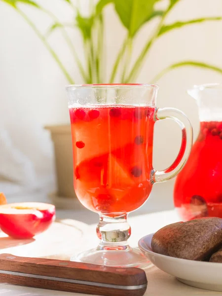 Ein Glas Hausgemachter Preiselbeersaft Ein Krug Mit Getränken Obst Und — Stockfoto