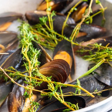 Kekikle midye ve sebze sosu yapıyorum..