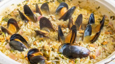 Akdeniz yemeği - büyük bir tavada midyeli risotto, İtalyan, Yunan mutfağı