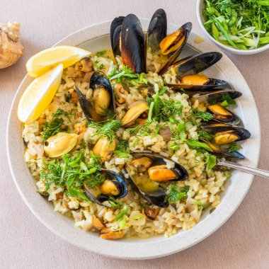 Akdeniz yemeği - risotto, limon dilimleri ve maydanozlu pilav, İtalyan, Yunan, Fas mutfağı