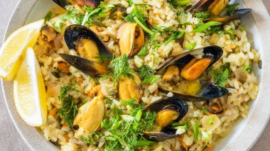 Akdeniz yemeği - risotto, limon dilimleri ve maydanozlu pilav, İtalyan, Yunan, Fas mutfağı