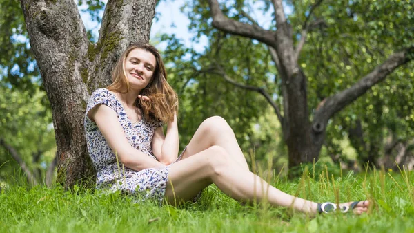 Giovane Donna Felice Attraente Siede Giardino Estivo Sotto Albero — Foto Stock