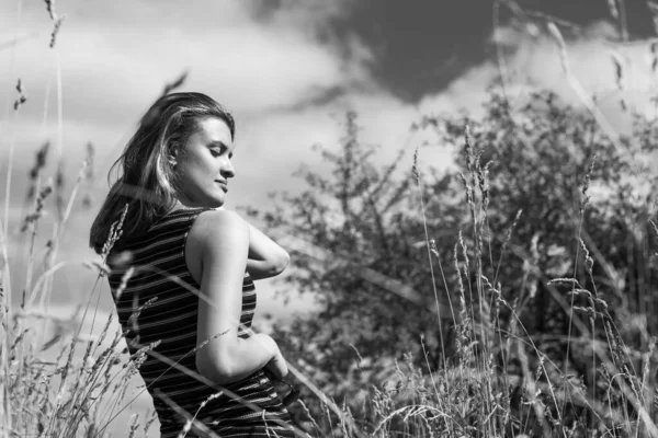 Jovem Mulher Atraente Campo Verão Dia Ensolarado Foto Preto Branco — Fotografia de Stock