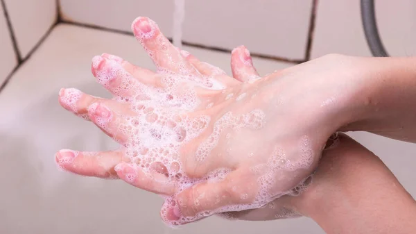 Mulher Lava Mãos Com Sabão Líquido Sabão Suds Close — Fotografia de Stock