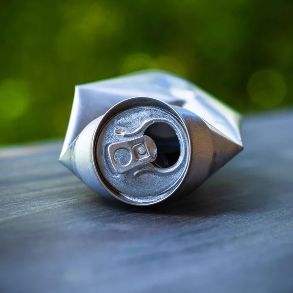 Zerknüllte Silberdose Aus Aluminium Unter Dem Getränk Aus Nächster Nähe — Stockfoto