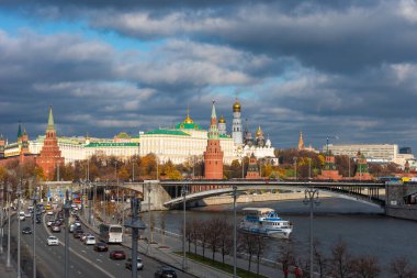 Moskova, Rusya, 22 Ekim 2019 Moskova Nehri ve Kremlin 'in güzel manzarası bulutlu gökyüzü ve Büyük Taş Köprü