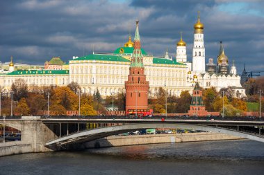 Moskova, Rusya, 22 Ekim 2019 Moskova Nehri ve Kremlin 'in güzel manzarası bulutlu gökyüzü ve Büyük Taş Köprü