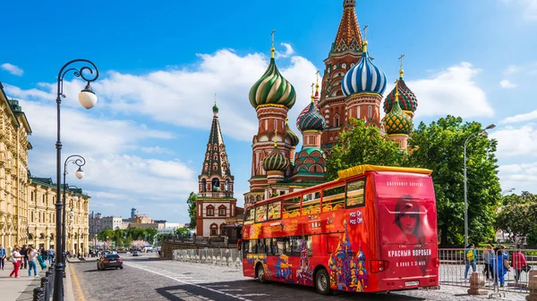2018年5月21日 俄罗斯莫斯科 双层旅游巴士 广告电影 红雀号 在圣塔附近莫斯科的Basil大教堂 — 图库照片