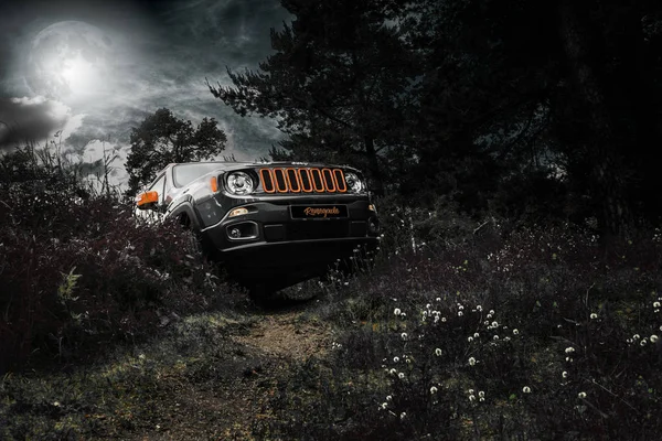 Jeep Renegade in nacht — Stockfoto