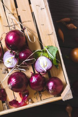 Taze kırmızı soğan ampul ahşap çiftçiler kutusunda hasat