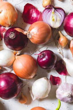 Eski bir ahşap masanın üzerinde yatan farklı soğan ampuller birkaç tür beyaz boyalı.