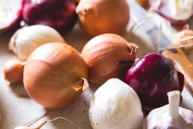 Eski bir ahşap masanın üzerinde yatan farklı soğan ampuller birkaç tür beyaz boyalı.