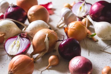 Eski bir ahşap masanın üzerinde yatan farklı soğan ampuller birkaç tür beyaz boyalı.
